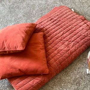 Threshold queen quilt with two decorative pillows and two shams